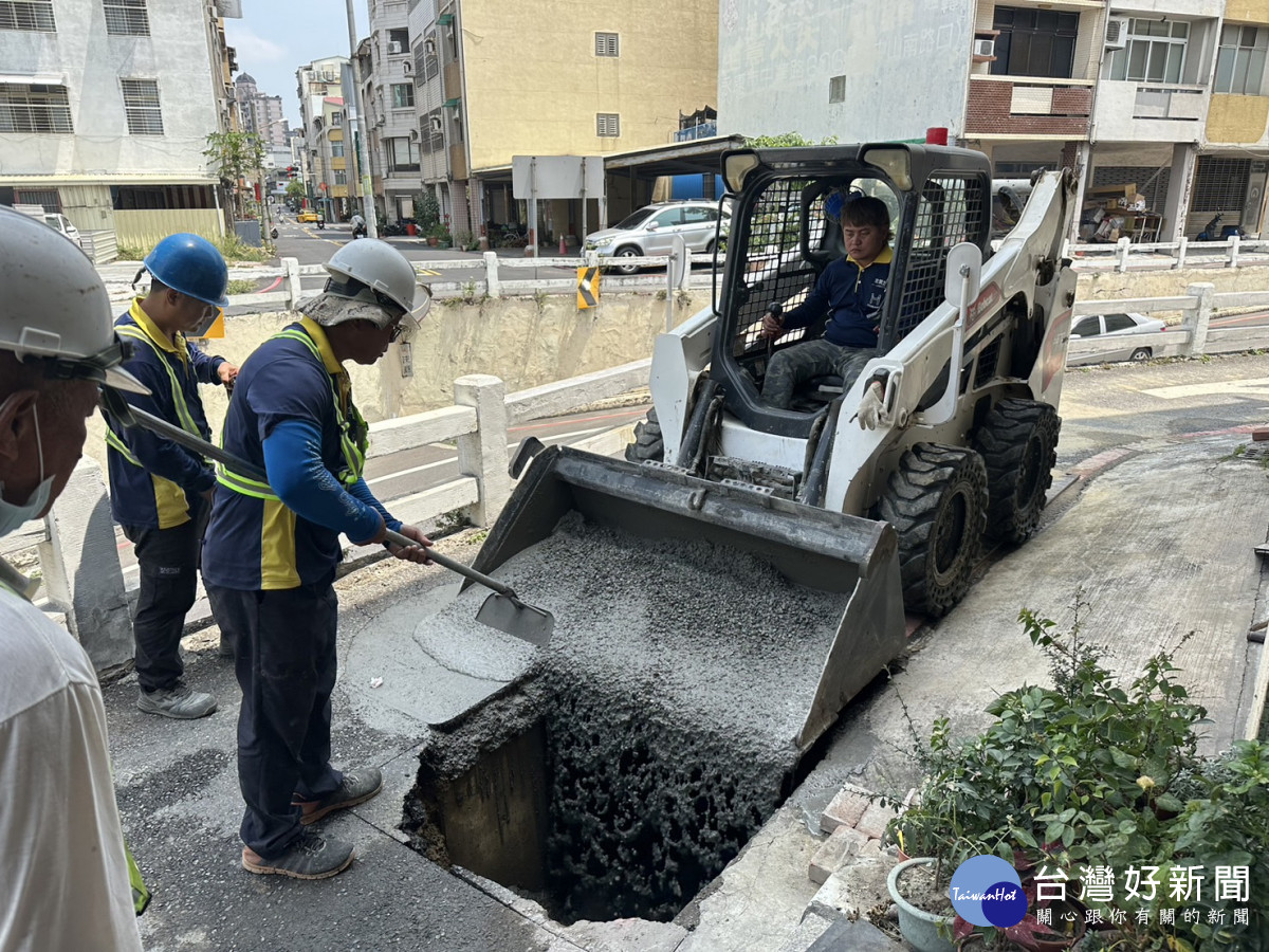 台南府連地下道旁廻車道發現凹陷　工務局獲報立即灌漿回填改善