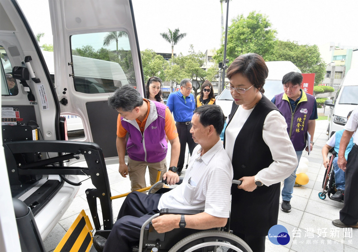 由彰化善心企業捐贈的14輛復康巴士，今日正式上路，縣長王惠美協助身障者搭乘。圖／記者鄧富珍攝