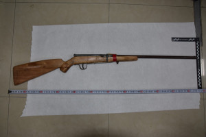 泰籍逃逸移工非法持有自製獵槍遭警方查獲。