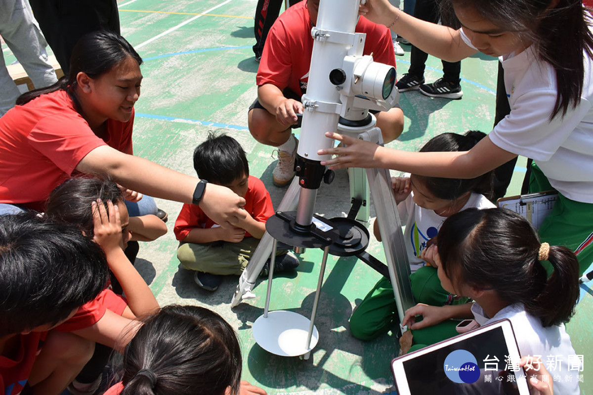 蘭潭國小帶來追日望遠鏡和8公分折射式望遠鏡，讓二校的孩子一同觀測太陽黑子／陳致愷翻攝
