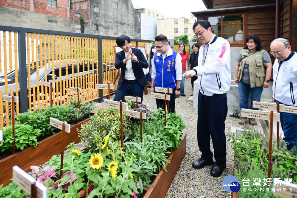 張市長參觀現場種植的食用香草植物。