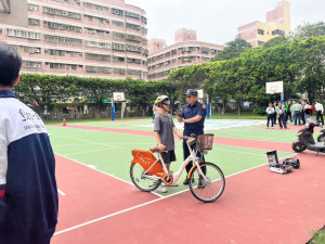 模擬酒駕眼鏡學生「暈呼呼 」，中壢警受邀內壢高中交通宣導。