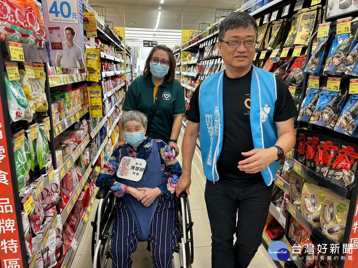 前山基金會執行長陳信仁陪同逛超市，他說，看到長輩們開心又滿足的笑容，自己也覺得幸福感滿滿。
