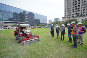 建設局引進高爾夫球場草皮養護使用的專業型機具