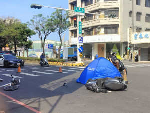 警方到場發現48歲女機車騎士已明顯死亡/陳致愷攝影