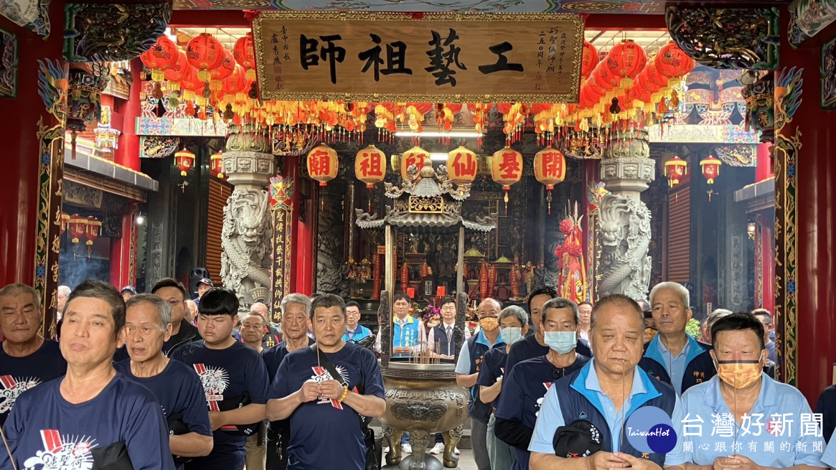 與會貴賓及信眾們大團拜，為環台徒步繞境活動祈福。