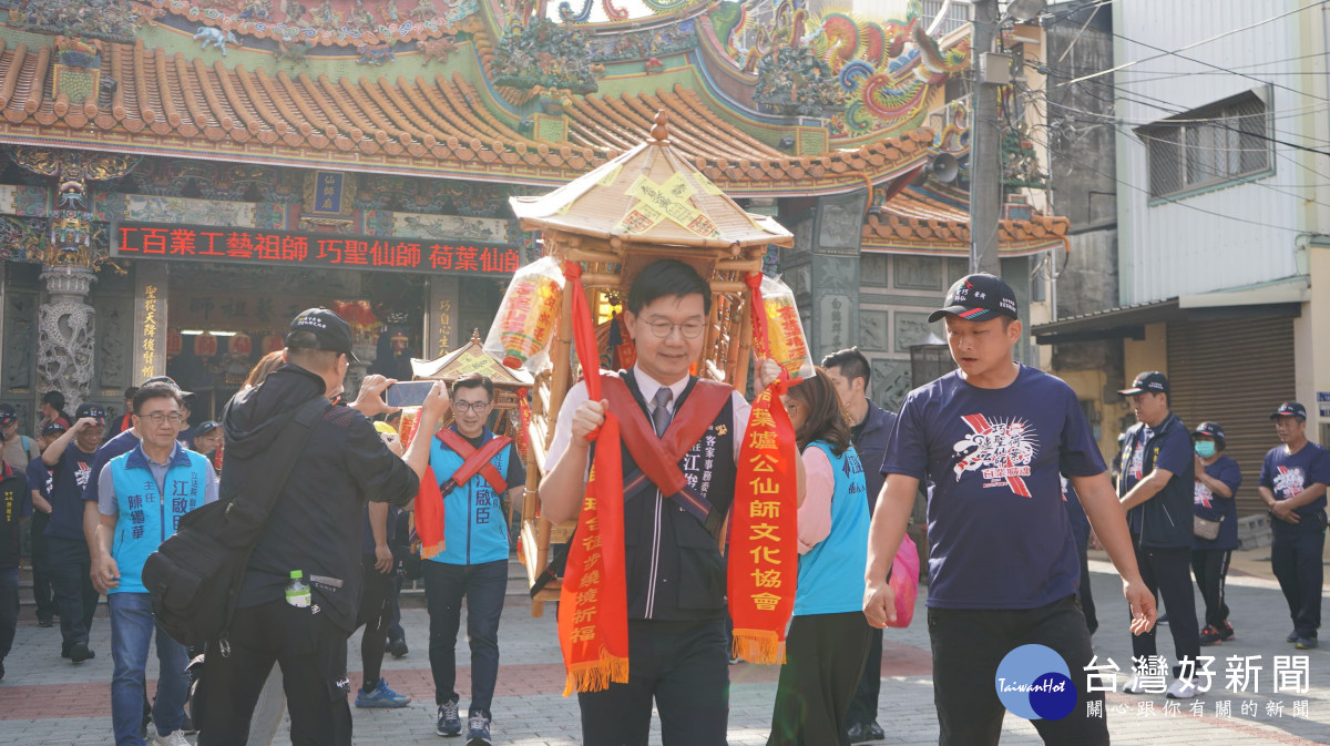 台中市府客委會主委江俊龍代表盧市長，引領繞境隊伍起駕。