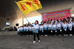 台中市副市長賴淑惠揮動臺中市旗。