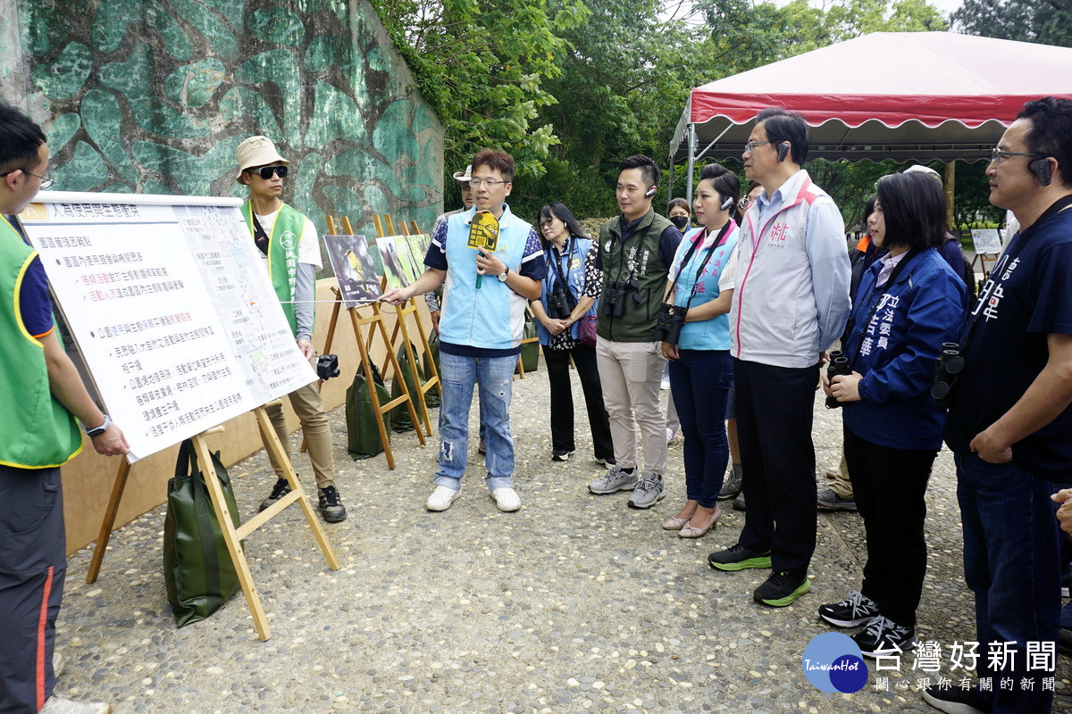 桃園市長張善政出席「大湳森林公園生態營造成效視察暨生態導覽」，聽取野鳥學會簡報。<br />
