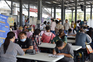 永康就業中心首次在新化果菜市場辦徵才，吸引不少民眾求職。