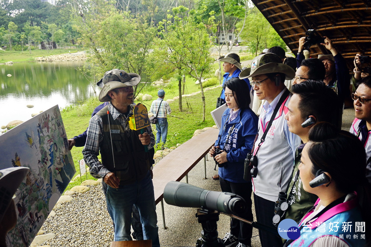 桃園市長張善政於「大湳森林公園」進行生態營造成效視察。