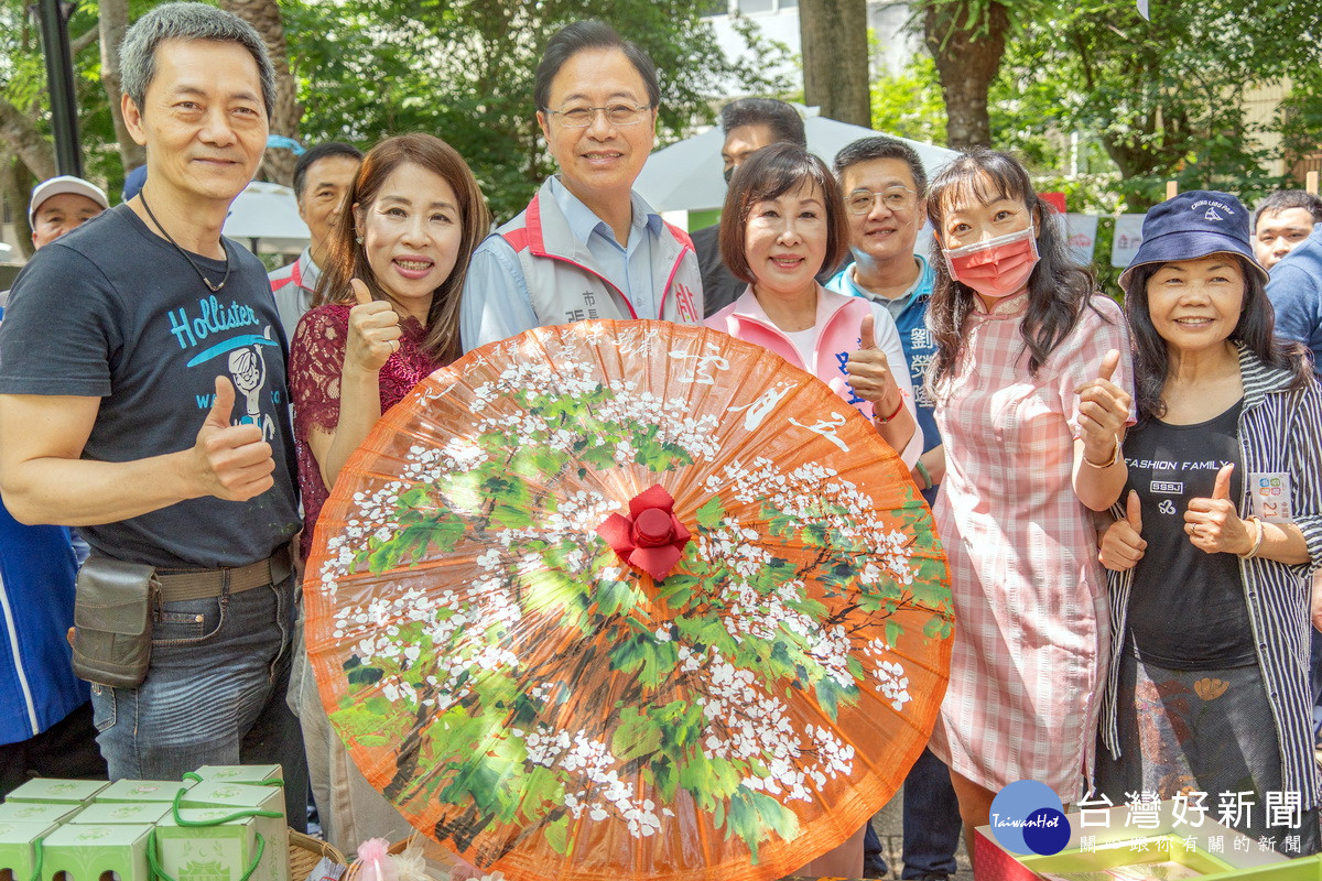桃園市長張善政出席「2024桃園桐花祭—花樂桐聲」活動與民眾互動合影。