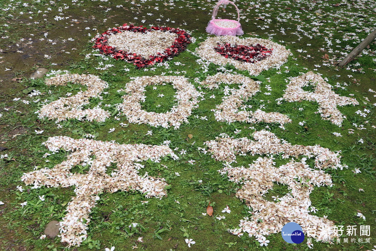 「2024桃園桐花祭—花樂桐聲」活動現場以桐花排成平安圖騰。