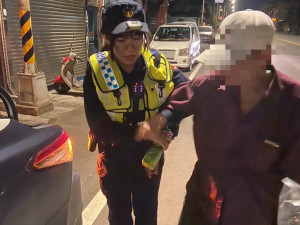 巡邏遇酒醉路倒民眾，楊梅警助返家。