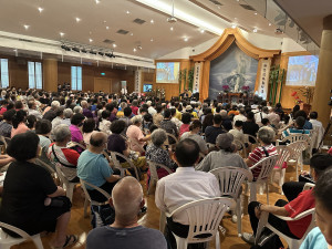 慈濟舉辦蔬食無痕野餐活動會場擠進數百位大眾。（記者扶小萍攝）