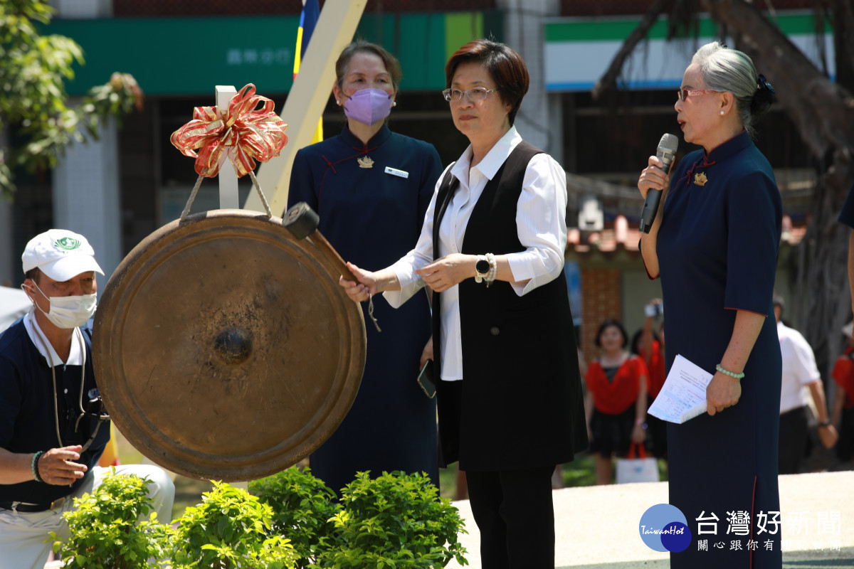 彰化慈濟志工愛心市集，援助花蓮強震募心募愛，縣長王惠美也親手佈施敲愛心鑼，呼籲大眾共同加入愛心行列。圖／慈濟基金會提供