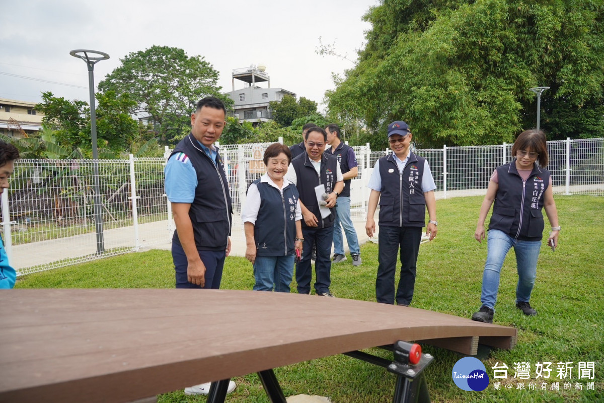 社皮美樂地公園依據毛小孩體型分設大型犬及小型犬使用專區