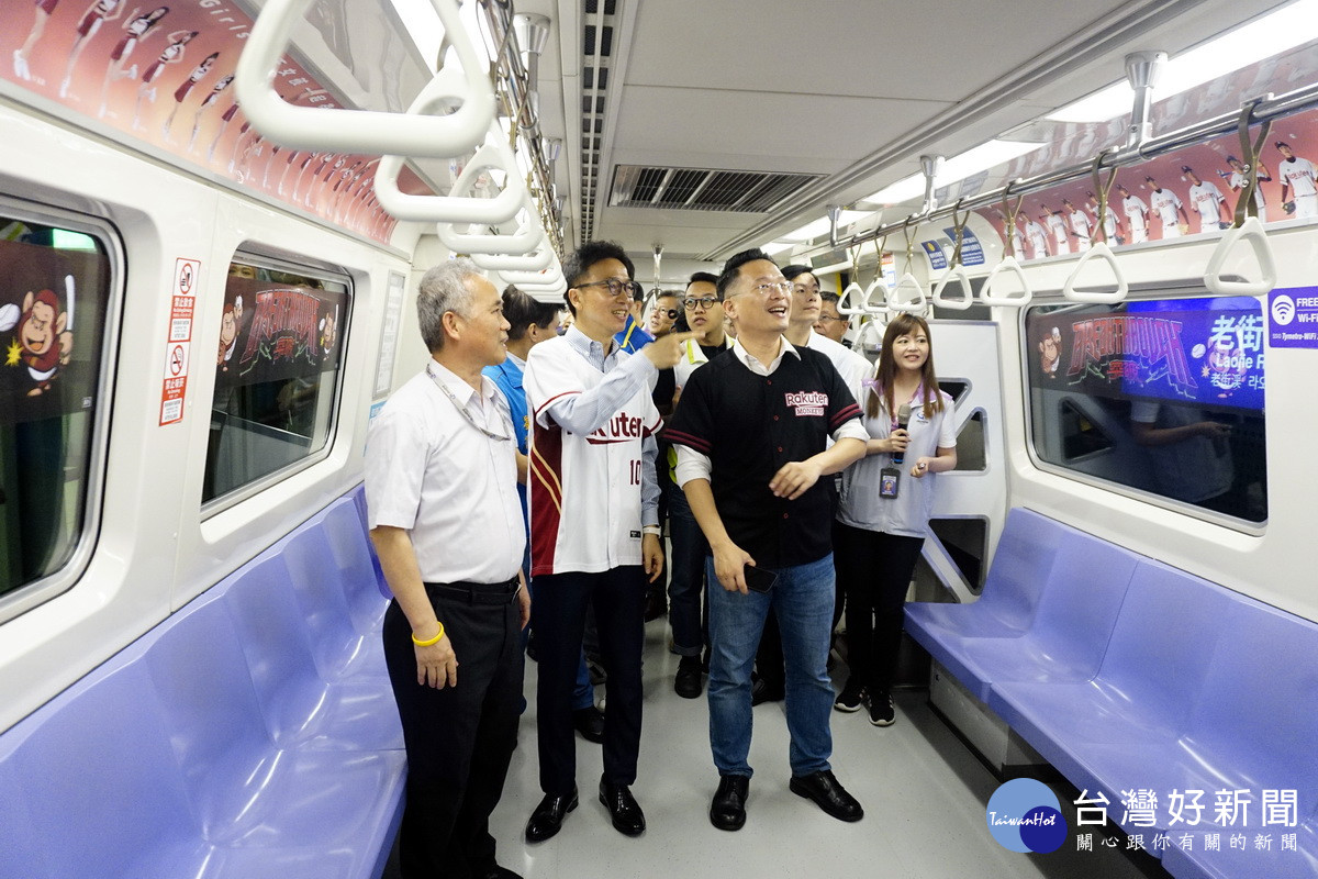 桃園市副市長蘇俊賓與樂天棒球隊領隊川田喜則、桃捷董事長汭志藏於「2024挺猿彩繪列車」上觀看車廂內的彩繪布置。<br /><br />
