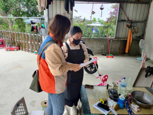 竹北就業中心就服員向吉娃思．羅幸(右)，詳細說明照顧服務就業獎勵。