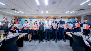 桃園市長張善政表揚10名警銀有功人員，頒發感謝狀及榮譽狀。