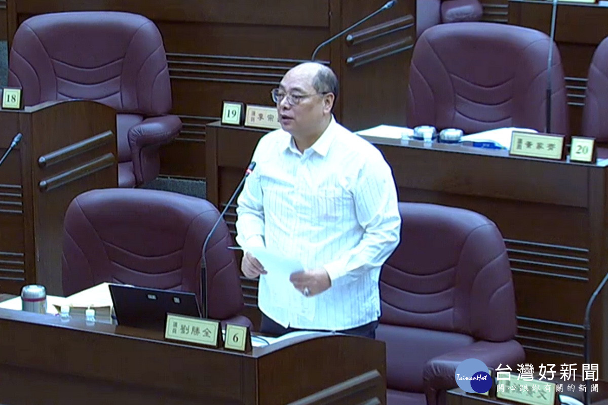 桃園市議員劉勝全於議事堂進行質詢。
