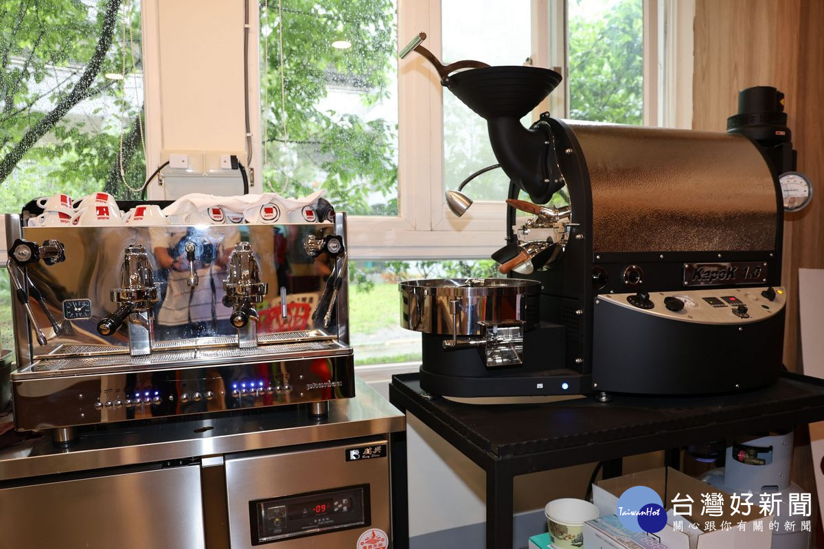 埔里國中職探中心咖啡教室添利器，獲贈專業烘豆機與義式咖啡沖泡機。