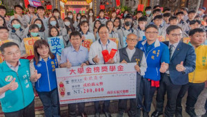 張市長頒發大學金榜獎學金20萬元予南崁高中學生。