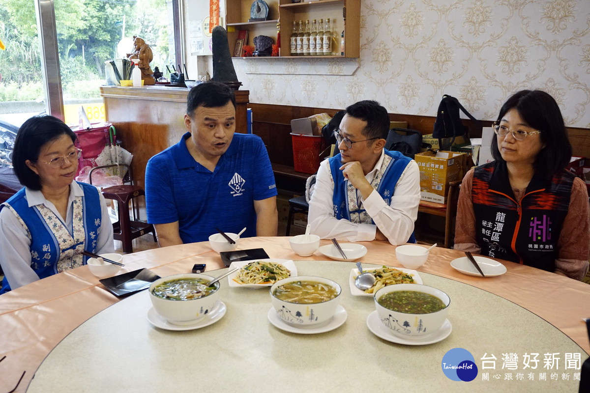 東庭客家菜館主廚黃文慶向大家說明客家美食料理秘訣。