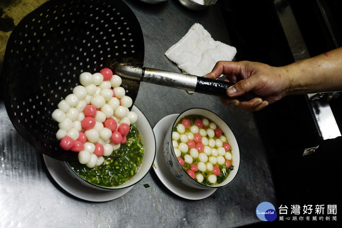 東庭客家菜館主廚黃文慶示範如何料理客家小湯圓。