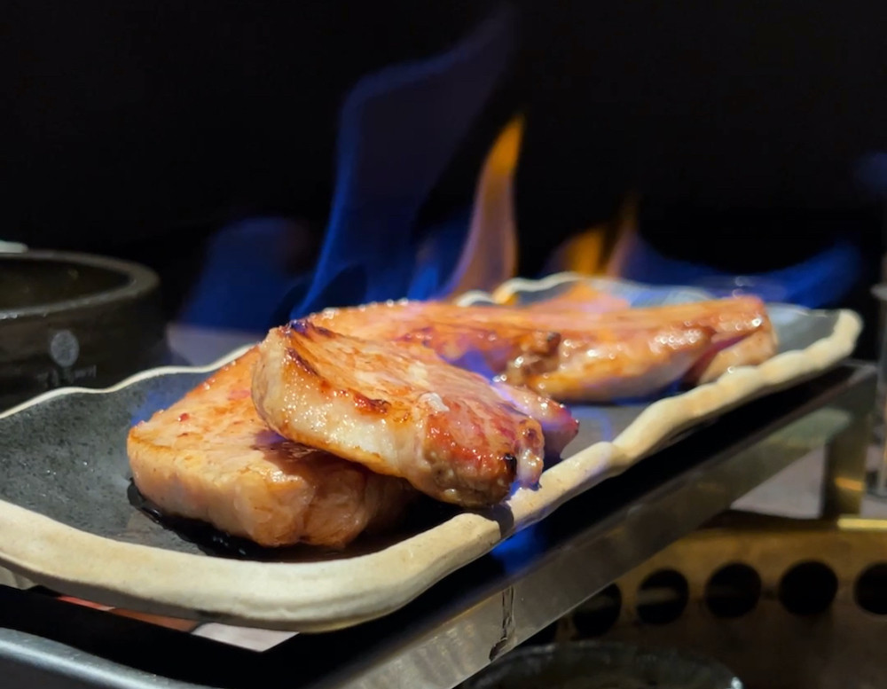 使用威士忌點火熟烤,將使熟成嚴選厚切三層肉更具風味。(圖片來源:部落客Alisa Huang)