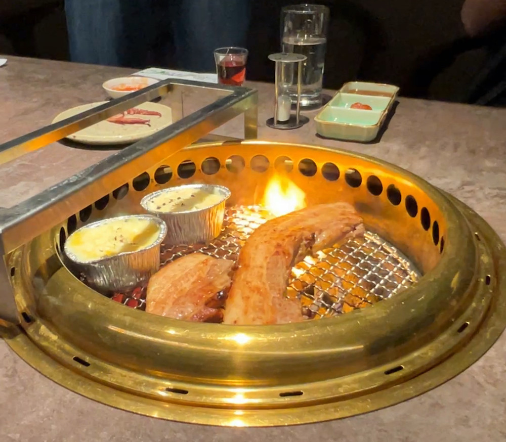 三層肉旁的起司一同加熱,屆時可搭配烤餅一起食用。(圖片來源:部落客Alisa Huang)