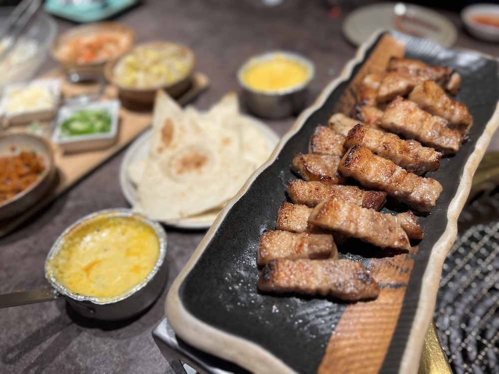 完美的三層肉,搭配烤餅與起司是店內的創意料理組合(圖片來源:部落客Alisa Huang)