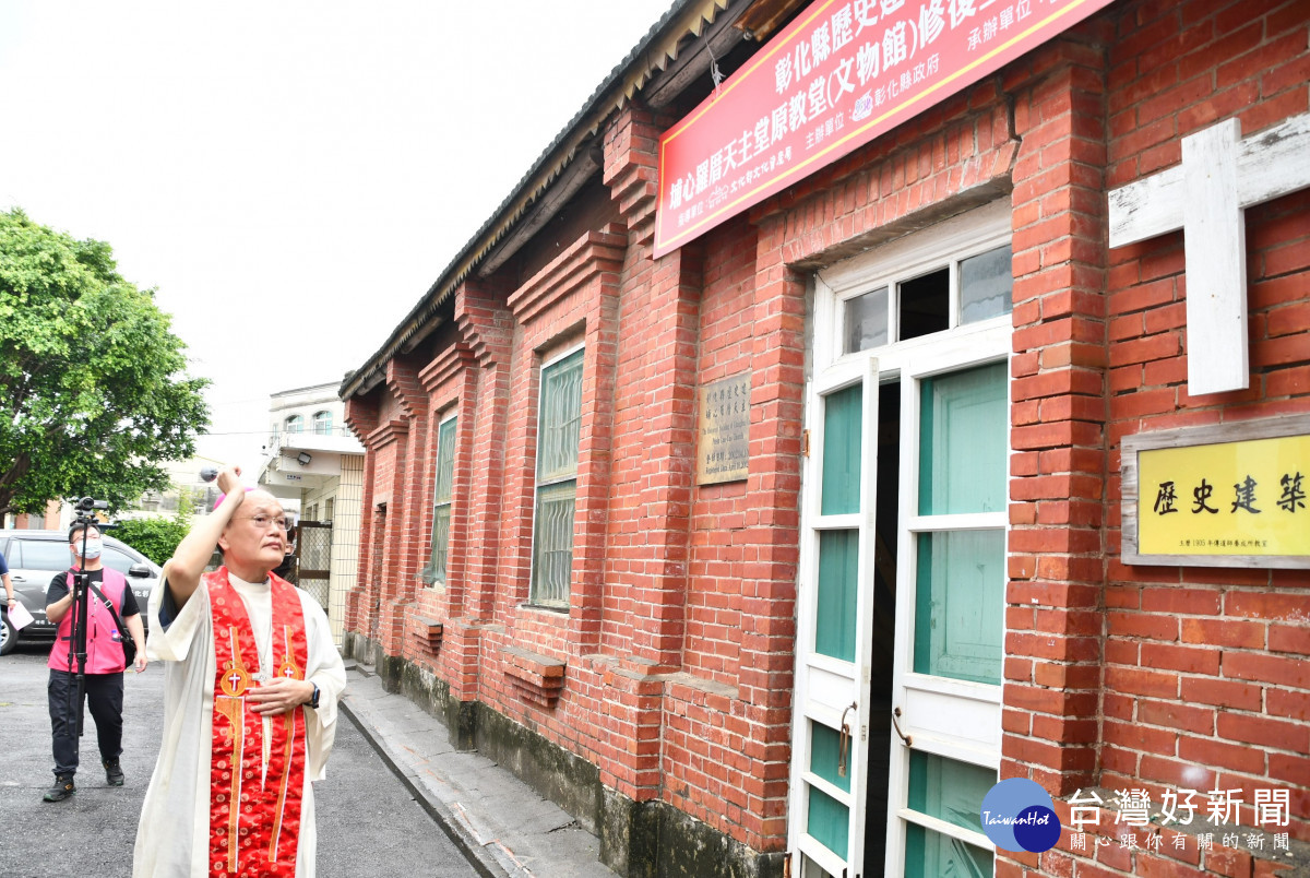 由蘇耀文主教進行灑淨祈福。圖／記者鄧富珍攝