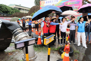 雲林縣長張麗善26日上午特率縣府水利、消防團隊，前往北港鎮視察易淹水區防汛整備情形／翻攝照片