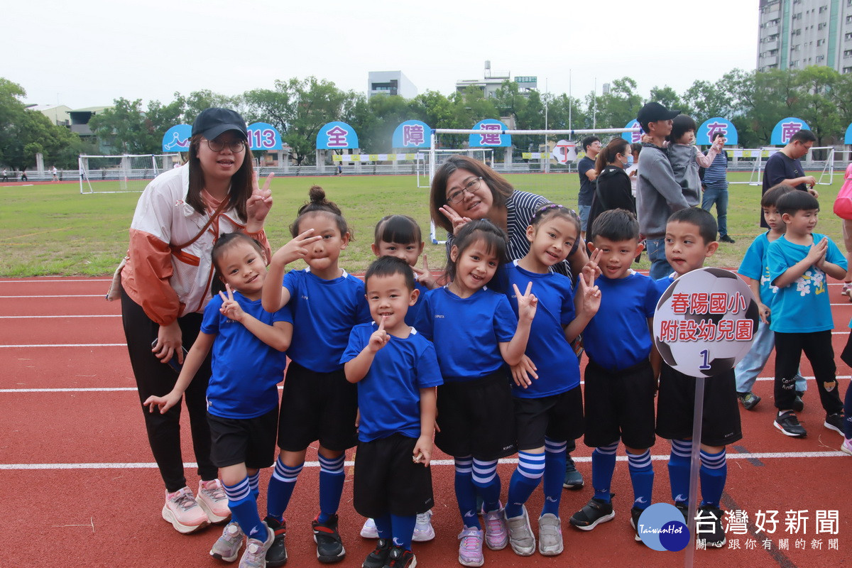 春陽國小附設幼兒園選手清晨六點半就從仁愛鄉出發。（記者扶小萍攝）