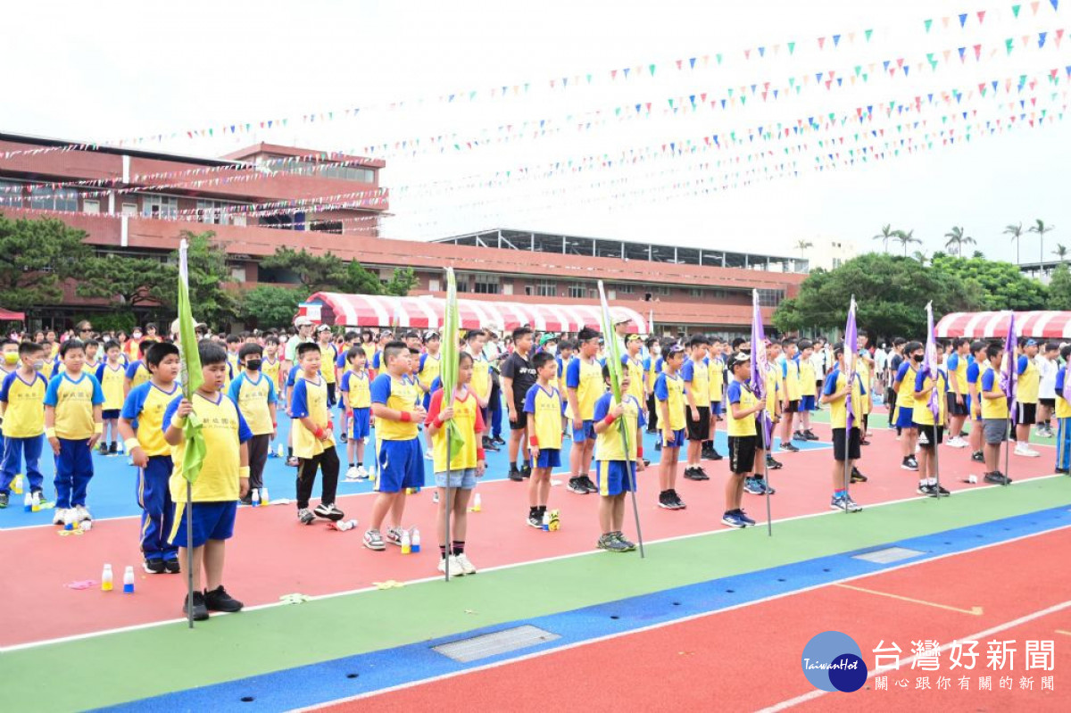 新坡國小學童參與百年校慶。<br /><br />
<br /><br />
