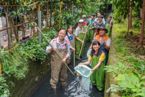 張市長進行水溝清淤工作。