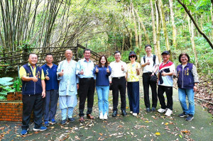 立委馬文君去年邀觀光局長張錫聰會勘古道。（馬文君服務處提供）