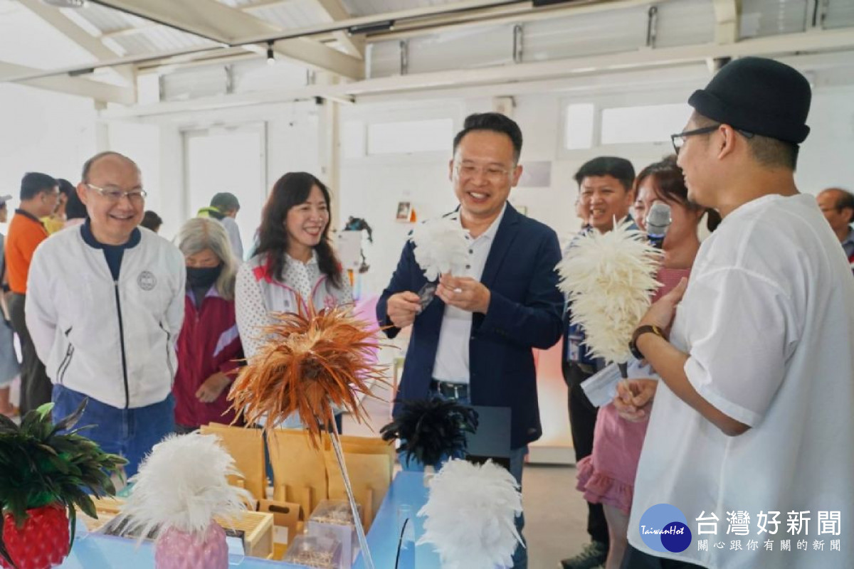 蘇俊賓副市長了解文創品牌Hands手手產品及理念。
