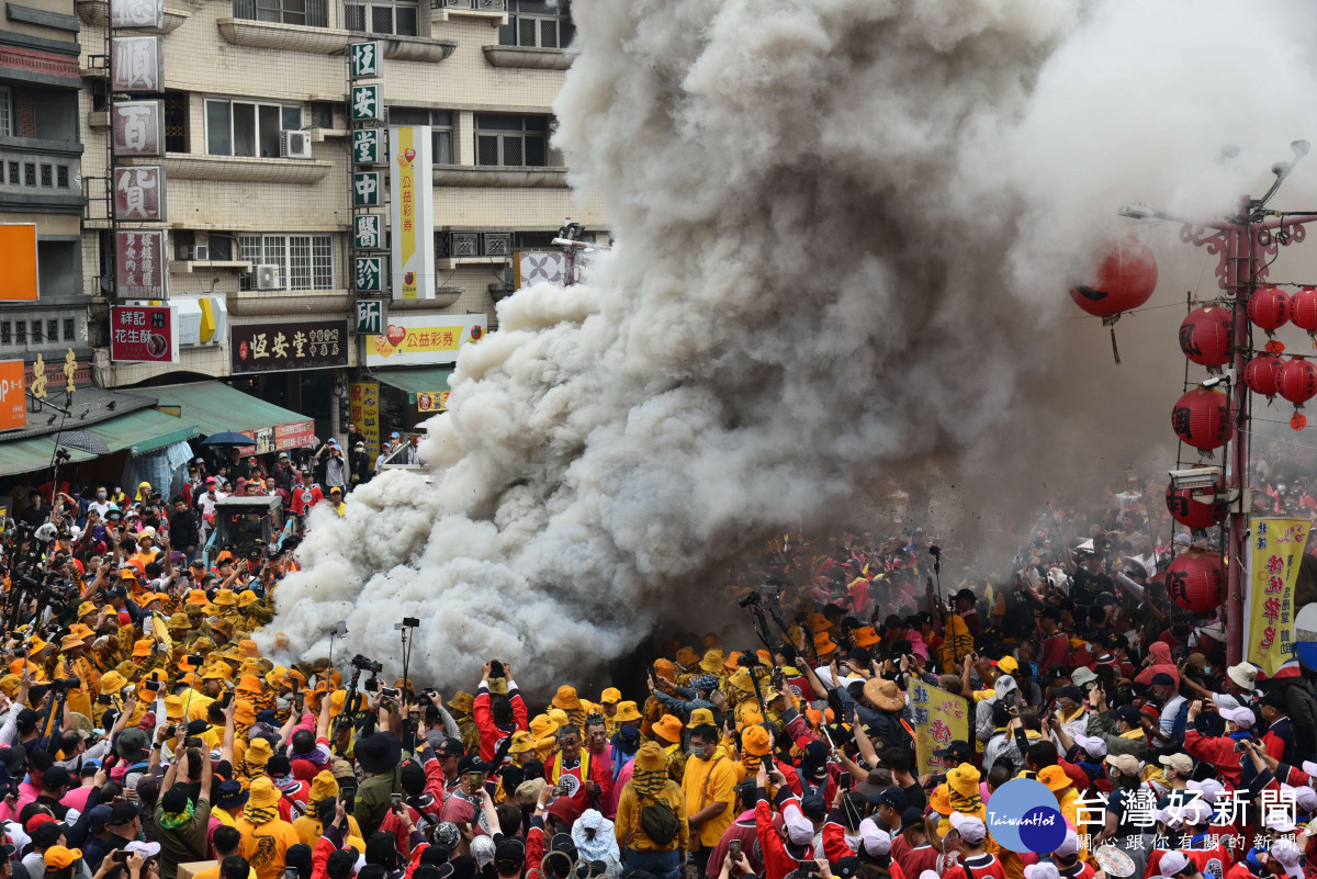 「北港朝天宮迎媽祖」活動有「炸轎」、「炸虎爺」、「犁炮」等民俗／陳致愷翻攝