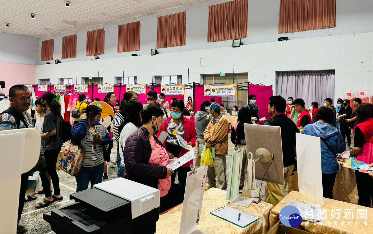 勞動力發展署雲嘉南分署新營就業中心中型徵才活動，共有16家優質廠商，釋出656個工作機會，吸引大批求職民眾前往