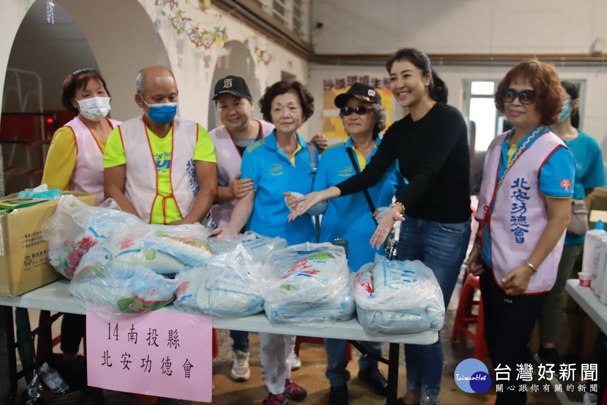 北安功德會每年做公益送出白米無數。（記者扶小萍攝）