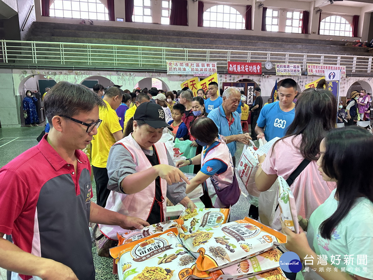 現場物資堆滿桌，逐一送出幫助弱勢家庭。（記者扶小萍攝）