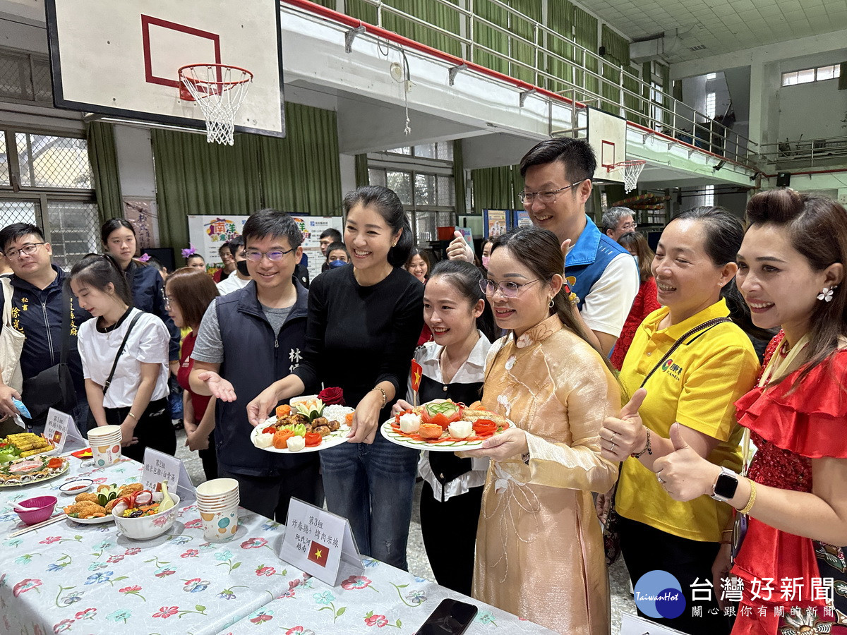 參賽者介紹每道佳餚。（記者扶小萍攝）