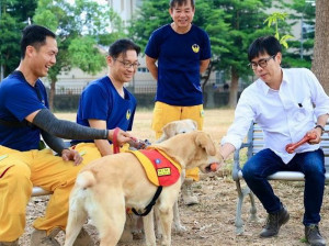 ▲每年4月的最後一個星期日為國際搜救犬日，陳其邁特地到高市消防局搜救犬馴養中心表達關心與感謝。