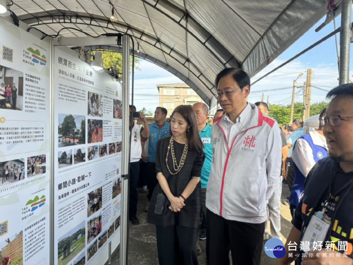 桃園市長張善政參觀桃園市社區規劃師駐地輔導計畫成果展。