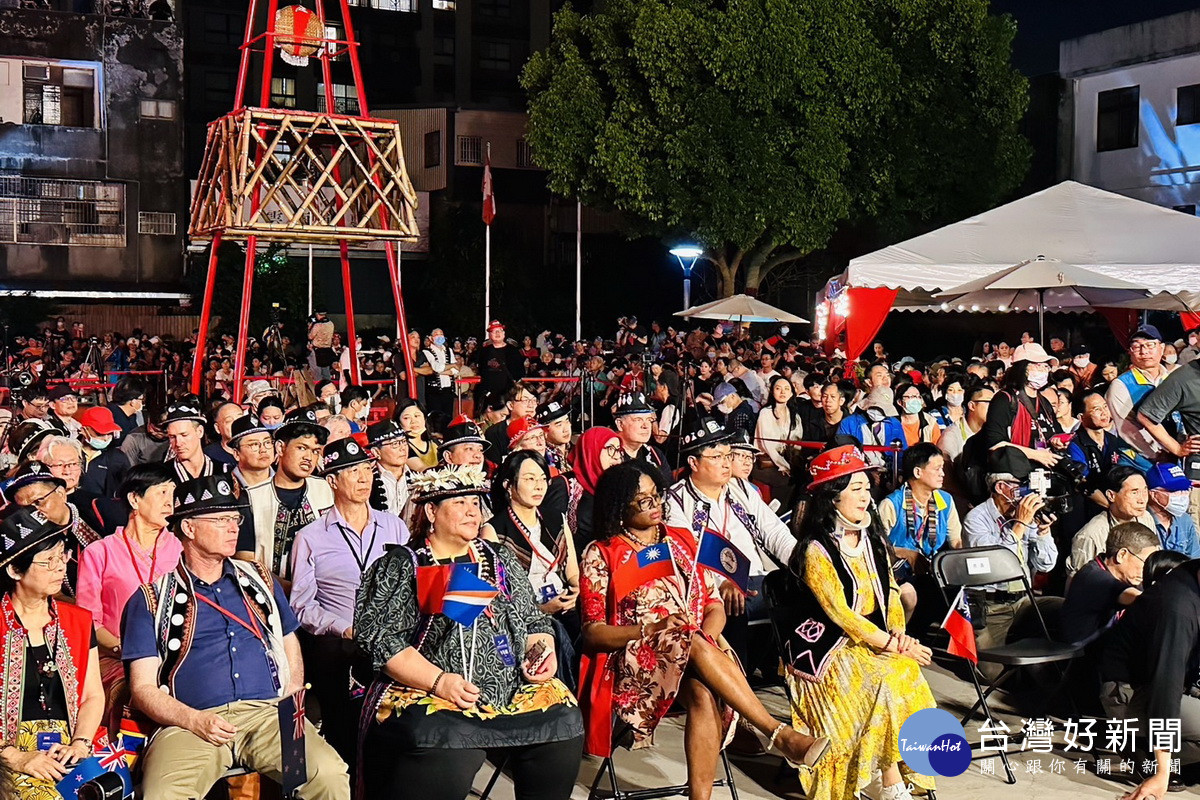 桃園市長張善政與各國使節貴賓們共同欣賞火把節表演節目。