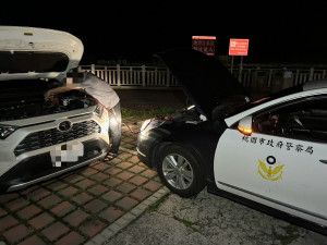 夜遊漁港車拋錨，楊梅警方協助排除。