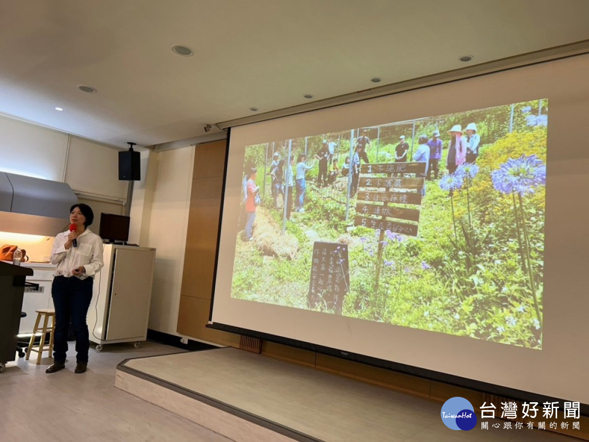 嶺東科大民生學院4/26在校內新建置的綠色餐飲學習空間共同舉辦「香草茶五感體驗」研習與產學交流座談，薰衣草森林集團創辦人林庭妃介紹旗下各品牌之ESG發展理念與策略。（圖/嶺東科技大學）