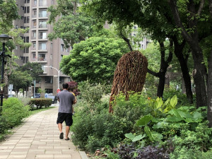 民眾到興進園道享受都市中綠意盎然的大型廊帶美麗景致